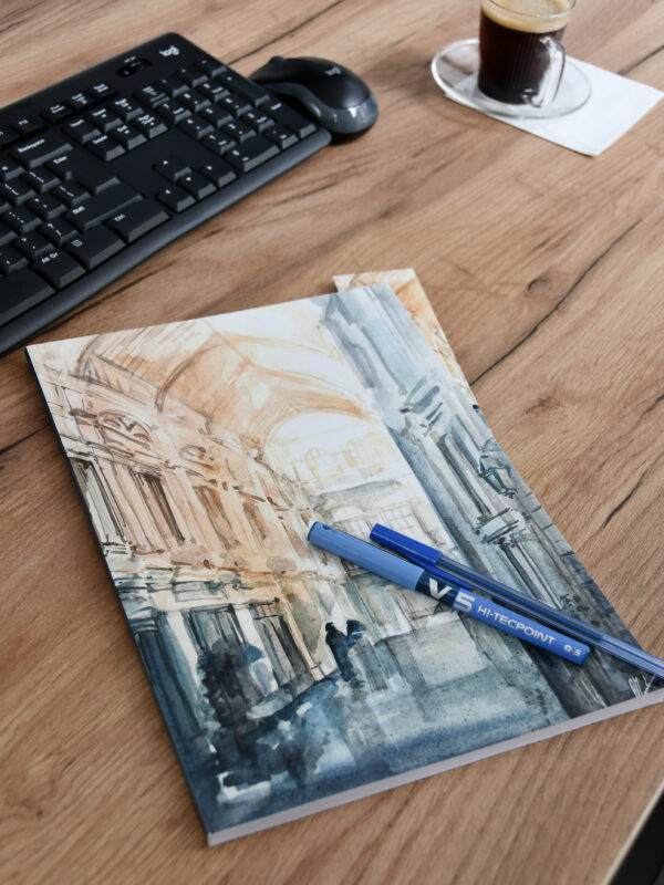 caiet artistic cu copertă ilustrată